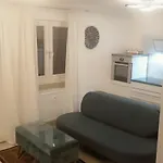 Apartment mit schöner, moderner Einrichtung