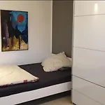 Apartment mit schöner, moderner Einrichtung